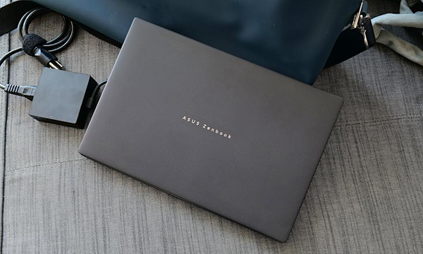 Asus Zenbook Duo 2026 Çift Ekran İnceleme Ve Teknik Özellikleri 6 Asus Zenbook Duo Taşıma Ve Şarj Cihazı
