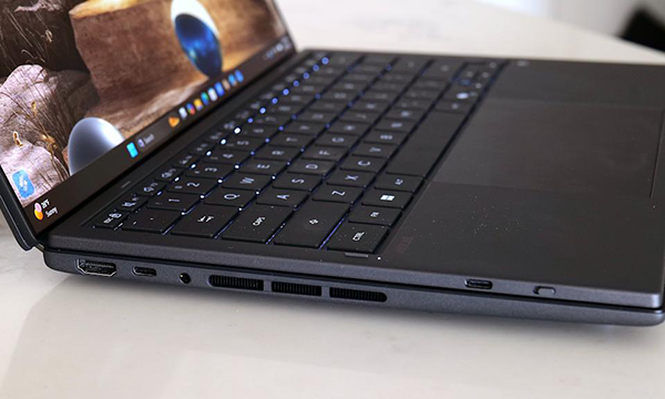 Asus Zenbook Duo 2026 Çift Ekran İnceleme Ve Teknik Özellikleri 5 Asus Zenbook Duo Thunderbolt Port Girişleri